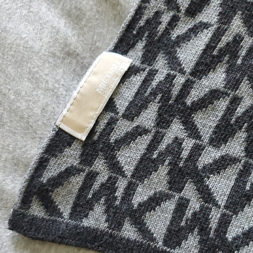 Michael Kors Black and Gray Beanie and Scarf Set Gender Neutral - Picture 5 of 6
